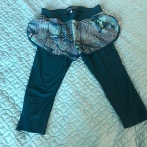 Under Armour Heatgear Capri w/ shorts~ worn once!